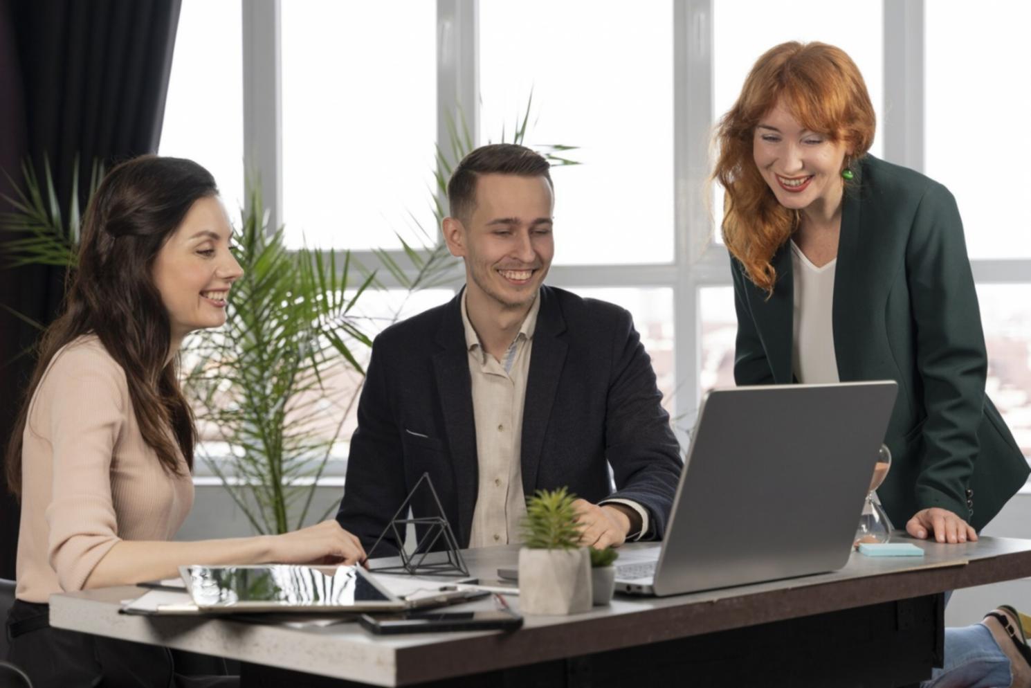 Команда Gingergulit работает над анализом финансовых показателей стартапа